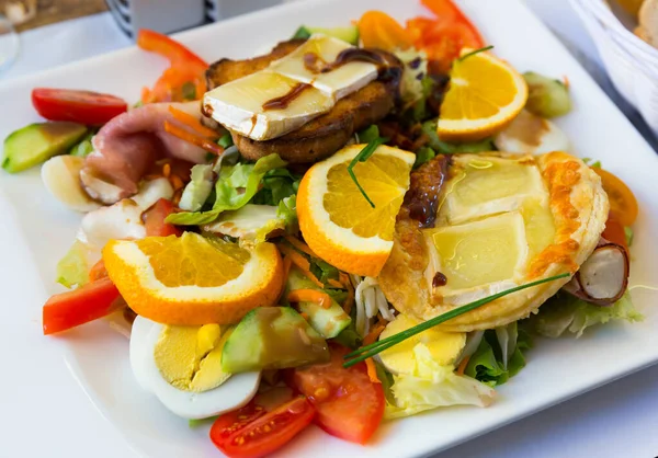 Γαλλική Κουζίνα Πιάτο Πολύχρωμη Σαλάτα Λαχανικά Φρούτα Και Κατσικίσιο Τυρί — Φωτογραφία Αρχείου