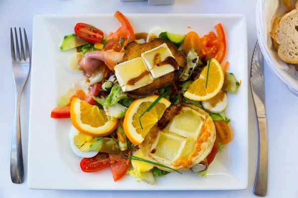 Französische Küche Salat Mit Ziegenkäse Orangen Gemüse Und Honig — Stockfoto