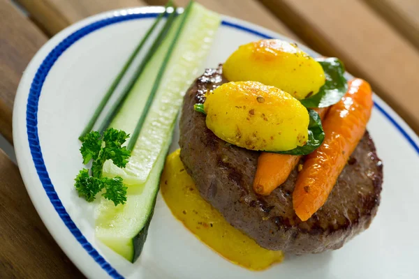 Gesundes Abendessen Gegrilltes Kalbskotelett Ofen Gebackenes Gemüse Und Frisches Gemüse — Stockfoto