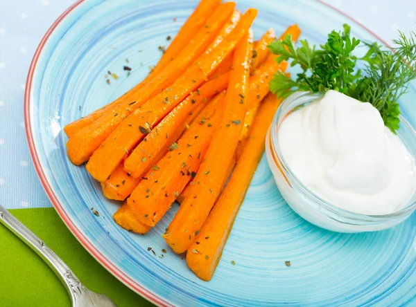 健康饮食的概念 烧焦的胡萝卜棒 加奶油蘸和青菜 — 图库照片