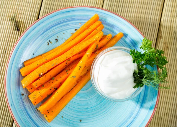 Sabroso Plato Vegetariano Palitos Zanahoria Fritos Servidos Plato Con Crema — Foto de Stock