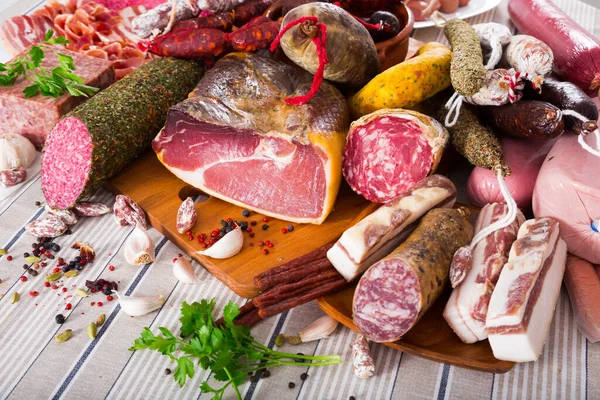 Varietà Carni Salsicce Tritate Con Erbe Aromatiche Tavola — Foto Stock