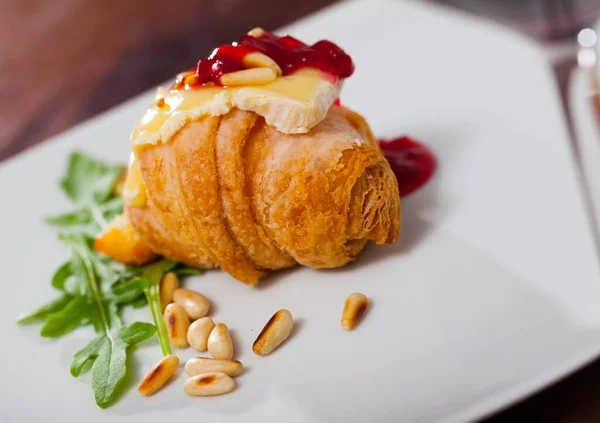 Jemný Krémový Camembert Plátek Podávaný Mini Croissantu Marmeládou Pečenými Borovými — Stock fotografie
