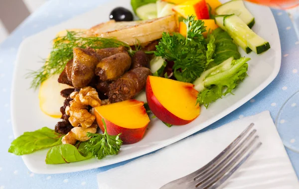 Salad Roasted Chicken Hearts Peach Pear Fried Cheese — Stock Photo, Image