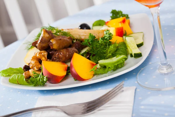 Appetizing Salad Roasted Chicken Hearts Pears Peaches Fried Cheese Herbs — Stock Photo, Image