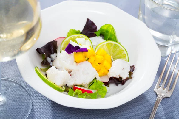 Nylagad Kummelceviche Med Mango Grönt Och Limeskivor — Stockfoto