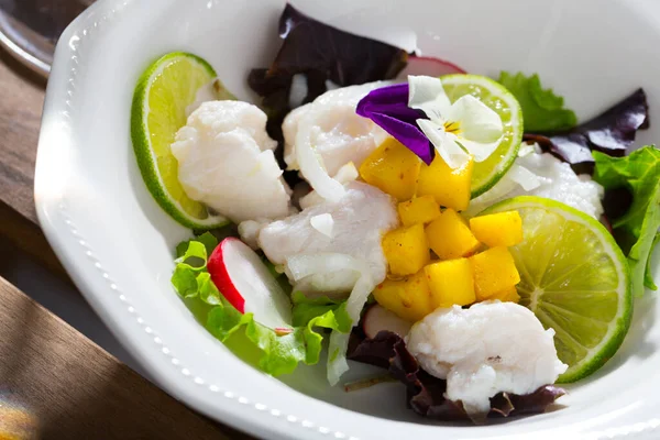 Ikan Kod Ceviche Lezat Dengan Mangga Dadu Dan Kapur Iris — Stok Foto