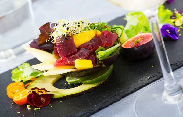 Salade Van Rauwe Tonijn Met Mango Avocado Versierd Met Vijgen — Stockfoto