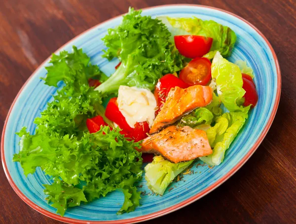 Delicioso Filé Truta Assada Com Salada Alface Tomate Molho Cremoso — Fotografia de Stock