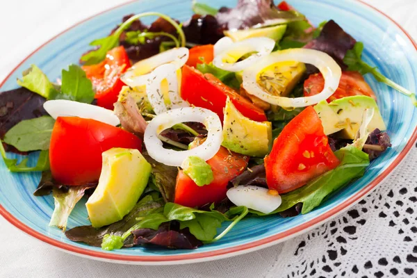 Bild Von Salat Mit Rucola Tomate Und Avocado Auf Dem — Stockfoto