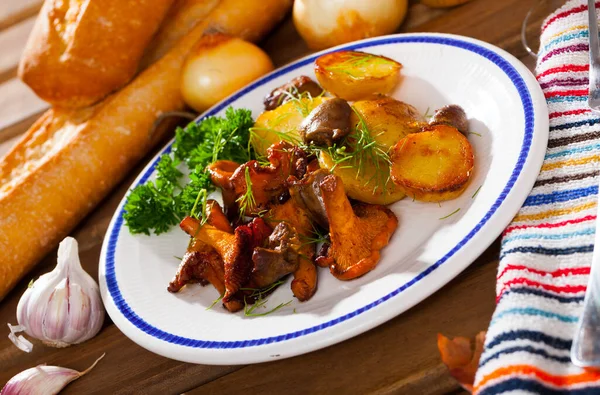 Deliziose Girolles Fritte Con Patate Forno Cuori Pollo Guarniti Con — Foto Stock