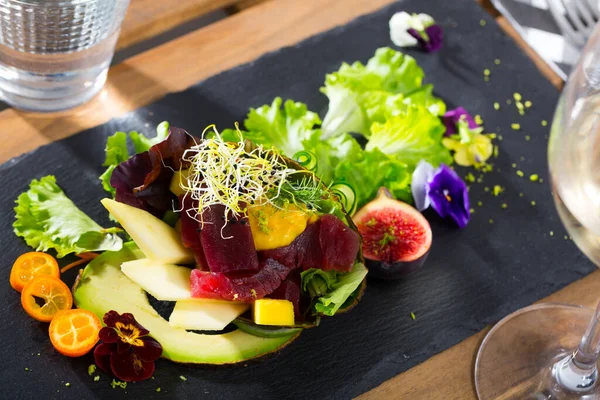 Bild Von Köstlichem Salat Aus Rohem Thunfisch Mit Avocado Mango — Stockfoto