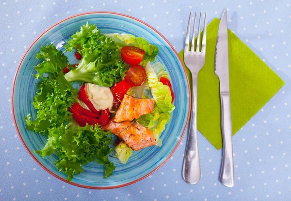 Gegrilltes Forellenfilet Mit Frischem Gemüse Und Gemüse — Stockfoto