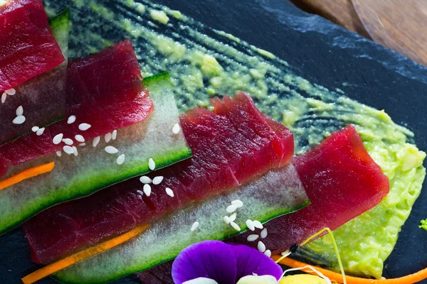Sashimi Apetitoso Con Atún Fresco Verduras Pizarra — Foto de Stock