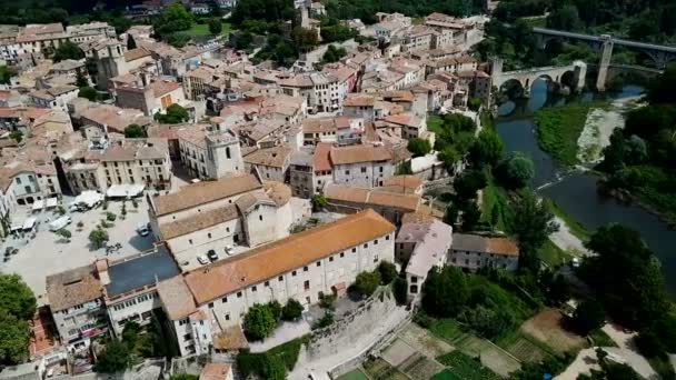 Letecký Pohled Historické Centrum Besalu Románským Mostem Přes Řeku Fluvia — Stock video