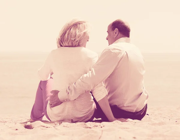 砂浜で成熟したカップルの背面図 — ストック写真