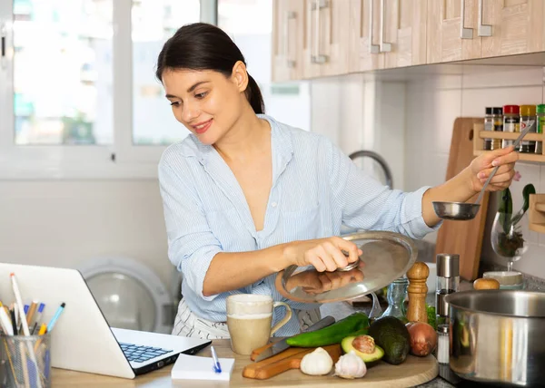 Retrato Mulher Jovem Blogueiro Comida Cozinhar Cozinha Fazer Anotações Laptop — Fotografia de Stock