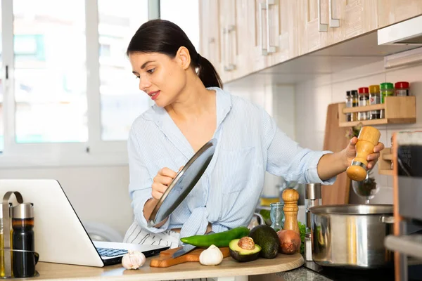 Retrato Una Joven Bloguera Comida Cocinando Cocina Tomando Notas Portátil —  Fotos de Stock