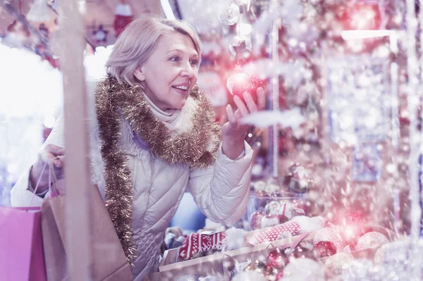 Leende Kvinna Väljer Julleksaker Julmarknaden Och Promenader — Stockfoto