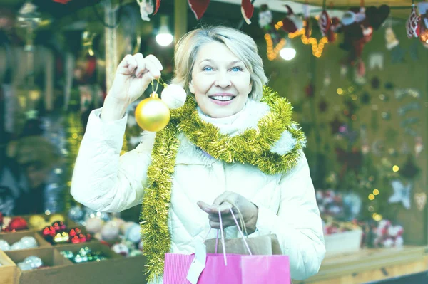 Vuxen Kvinna Väljer Dekorationer För Julgran Marknaden Utomhus — Stockfoto