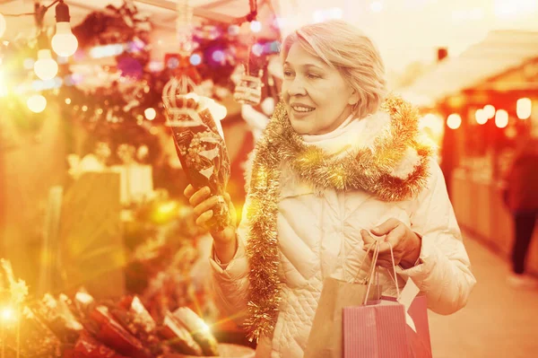 Volwassen Vrouw Het Kiezen Van Kerstmis Bouqet Markt Buiten — Stockfoto