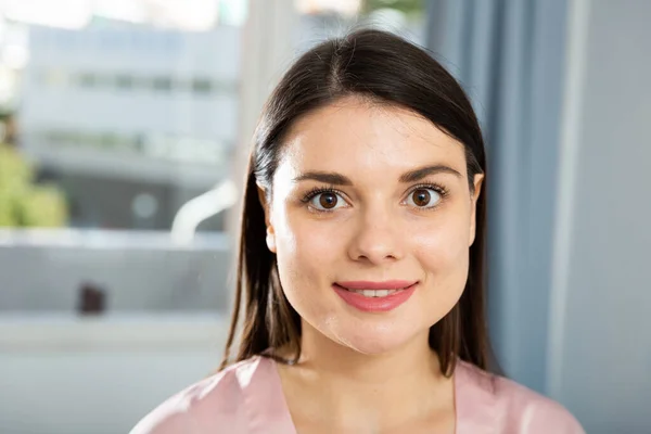 Positiv Hemmafru Sidenbadrock Stående Heminredning — Stockfoto