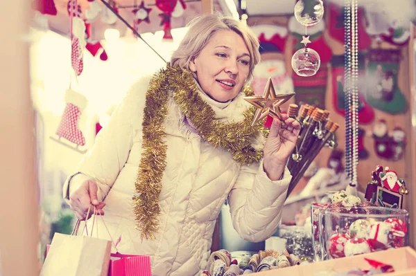 Positiv Mogen Kvinna Köper Dekoration Julmarknad Utanför — Stockfoto