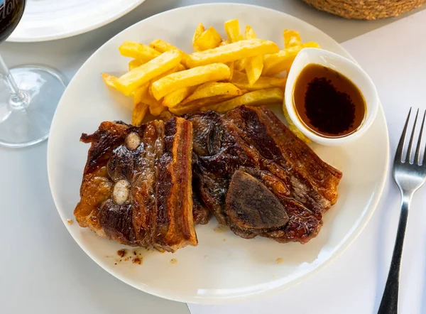 Churrasco Ternera Apetitosas Costelas Vitela Grelhadas Com Guarnição Batatas Fritas — Fotografia de Stock