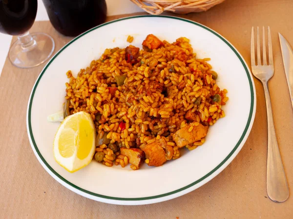 Národní Pokrm Španělské Kuchyně Paella Masem Rýže Tónované Šafránem Přídavkem — Stock fotografie