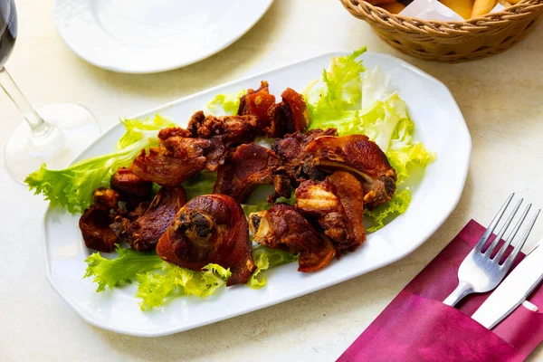 Refeição Porco Grelhado Apetitosa Com Guarnição Batatas Fritas Salada Folhas — Fotografia de Stock