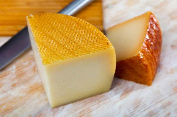 木のテーブルの上に寝そべっているセミハードチーズの食欲をそそります 高画質 — ストック写真