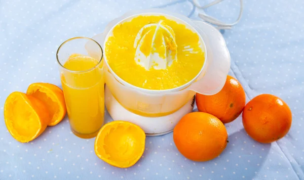 Utsikt Över Citrusjuice Med Apelsiner Som Ligger Bredvid Och Färskpressad — Stockfoto