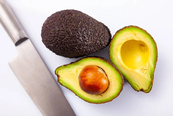 Close Van Hele Gehalveerde Verse Rijpe Avocado Witte Achtergrond Gezonde — Stockfoto