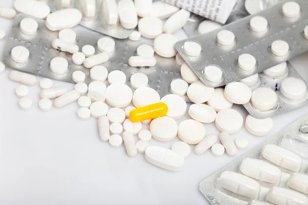 Prášky Bílém Pozadí Koncept Farmaceutického Průmyslu — Stock fotografie