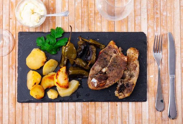 Tasty Baked Lamb Leg Served Baked Potatoes Onion Pepper Garnished — Stock Photo, Image