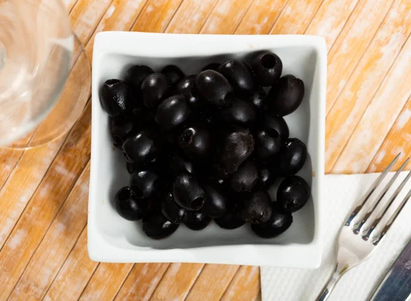 Aceitunas Enlatadas Negras Tazón Blanco Sobre Mesa — Foto de Stock