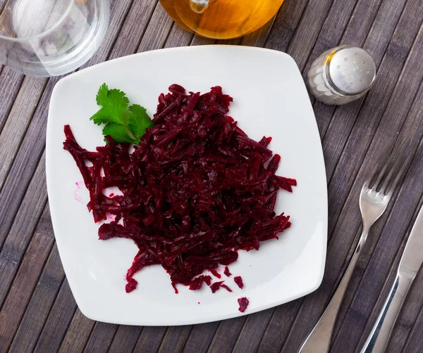 Ensalada Apetitosa Remolacha Rallada Horno Plato Adornado Con Hojas Perejil — Foto de Stock