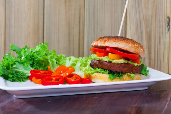 Eet Vegetarische Burger Met Geroosterde Groentepatty Verse Sla Tomaten Paprika — Stockfoto