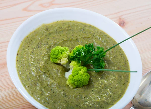 Friska Grädde Soppa Broccoli Serveras Vit Soppa Skål Med Grönt — Stockfoto