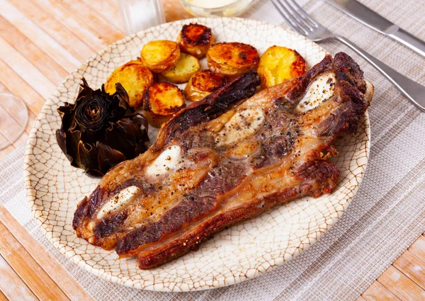Appetizing Grilled Veal Spare Ribs Churrasco Garnish Fried Potatoes Artichokes — Stockfoto