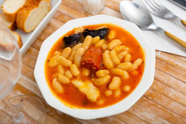 Guiso Frijoles Abundantes Con Cerdo Salchicha Sangre Chorizo Servido Tazón —  Fotos de Stock