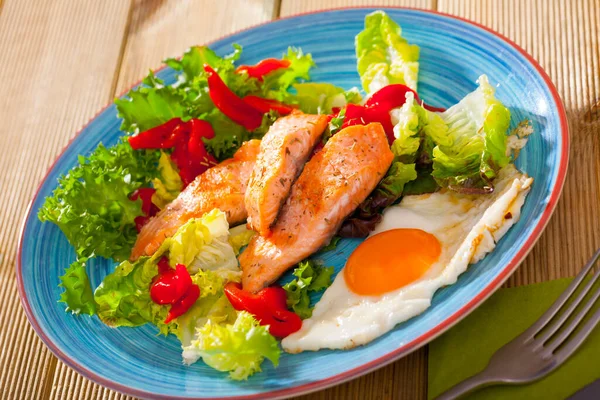 Zdrowe Lekkie Śniadanie Delikatnym Filetem Pstrągowym Omletką Warzywami Sałatą — Zdjęcie stockowe