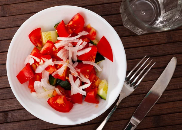 Salada Verão Deliciosa Pepinos Tomates Uma Chapa — Fotografia de Stock