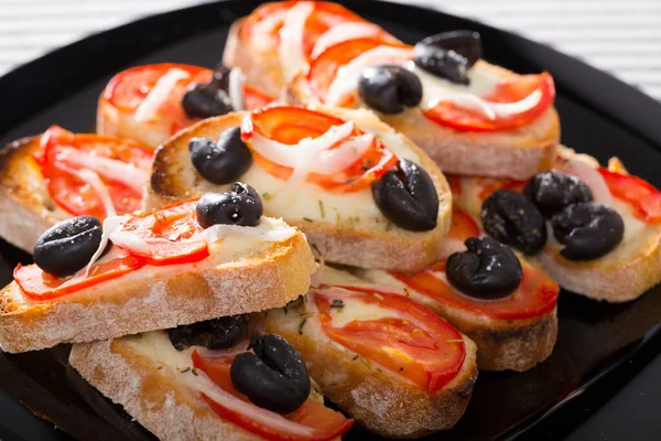Πεντανόστιμα Ζεστά Σάντουιτς Κρέμα Τυριού Ντομάτες Και Μαύρες Ελιές — Φωτογραφία Αρχείου