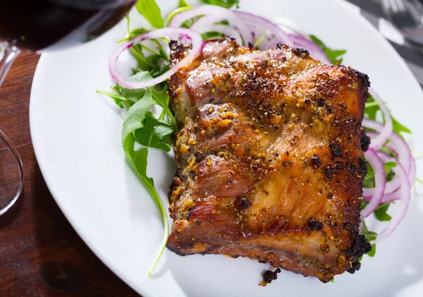 Baked Sauce Tasty Pork Ribs Plate Arugula Onion Salad — Stock Photo, Image