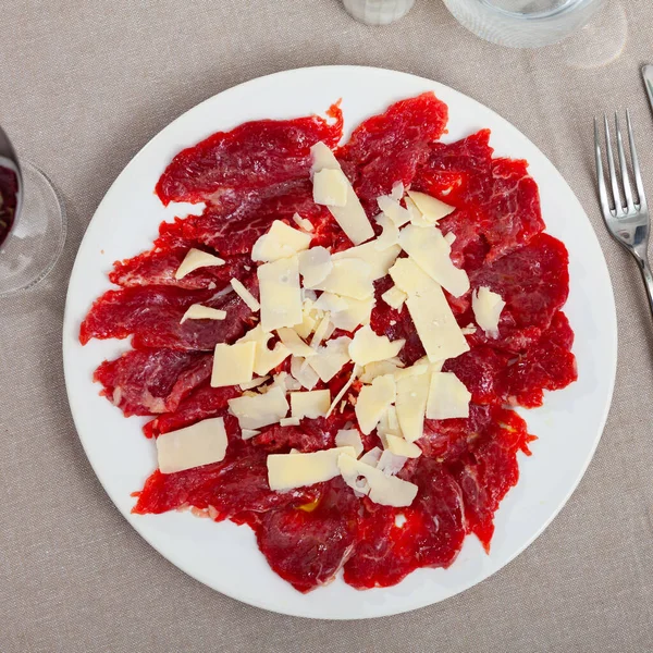 Carpaccio Aus Rohem Rindfleisch Olivenöl Und Zitronensaft Serviert Mit Parmesan — Stockfoto