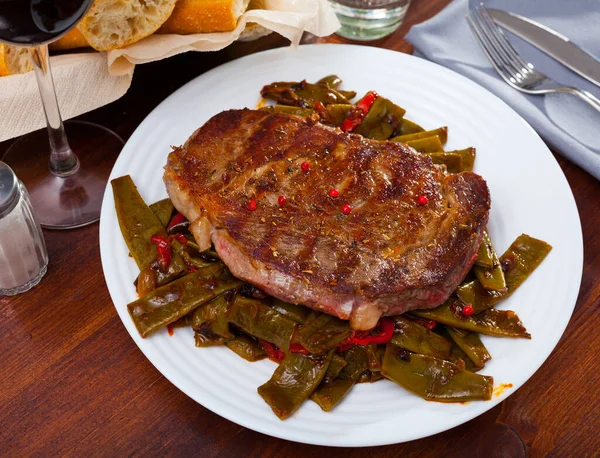 Grilled Beef Stewed Green Beans Pepper High Quality Photo — Stock Photo, Image