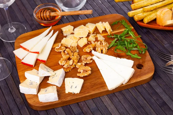 Delicioso Prato Queijo Saboroso Para Jantar Romântico Queijo Variado Com — Fotografia de Stock