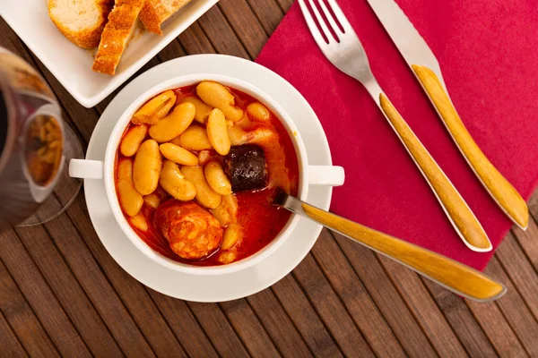 传统的西班牙菜式是法贝达汤 用白阿斯图里亚斯豆和熏肉指关节 Choriso和莫西利亚香肠制成 — 图库照片