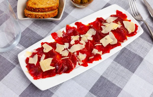 Carpaccio Und Käse Auf Teller Serviert Gericht Aus Rohem Rindfleisch — Stockfoto